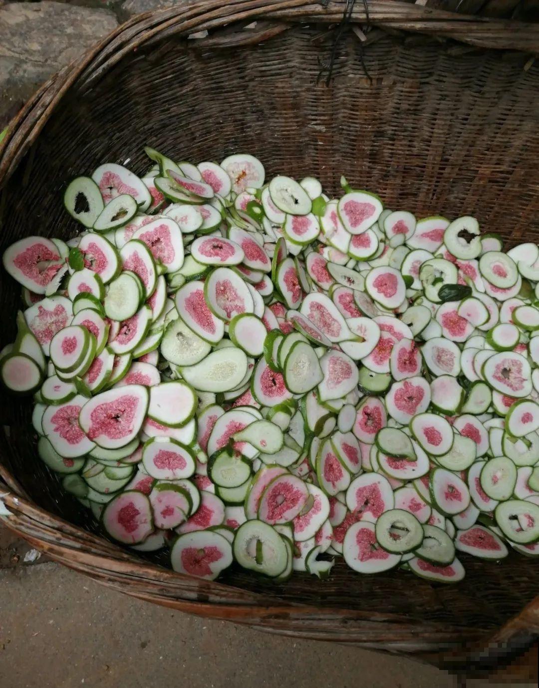 秋天硕果大丰收,吃不完的晒一晒,做成果干更香甜 秋天硕果大丰收,吃不完的晒一晒,做成果干更香甜