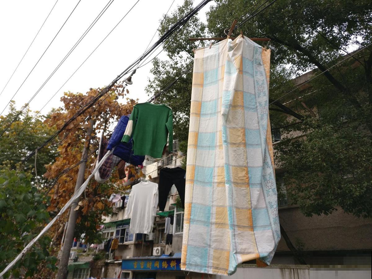 晒衣服也有门道，有的要正晒，有的要反晒