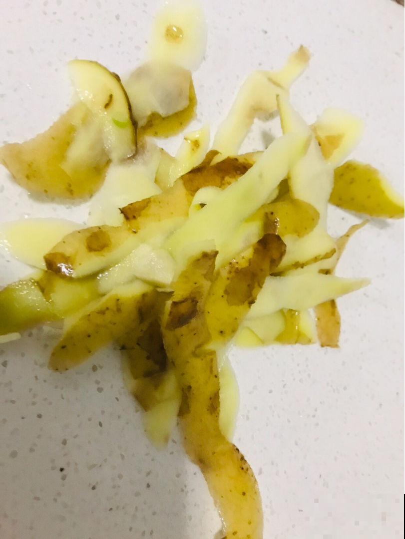 厨房油腻难清理，用橘子皮擦洗，很快光亮如新