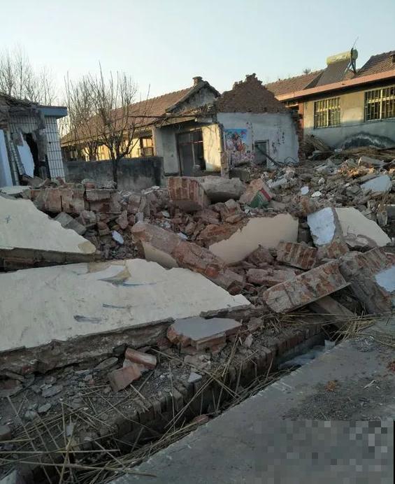 人家拆迁，我捡宝贝，花盆大缸……随便拿！