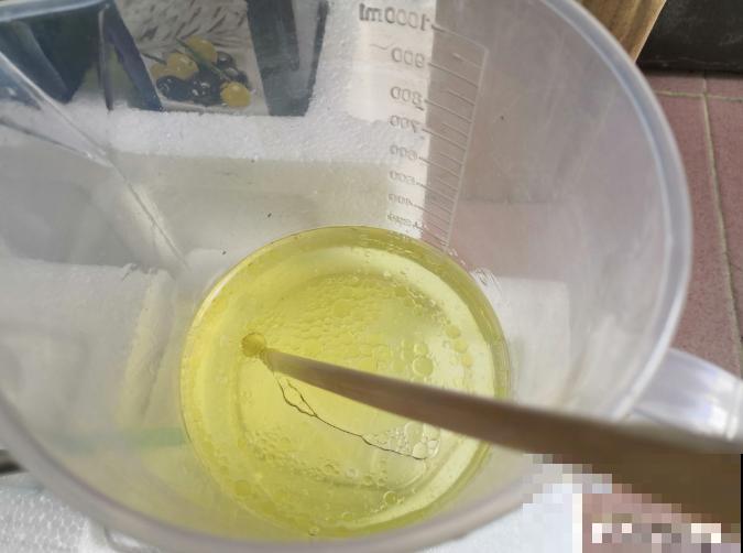 家里的花招了蚧壳虫，橄榄油加洗洁精，给花喷点效果好！