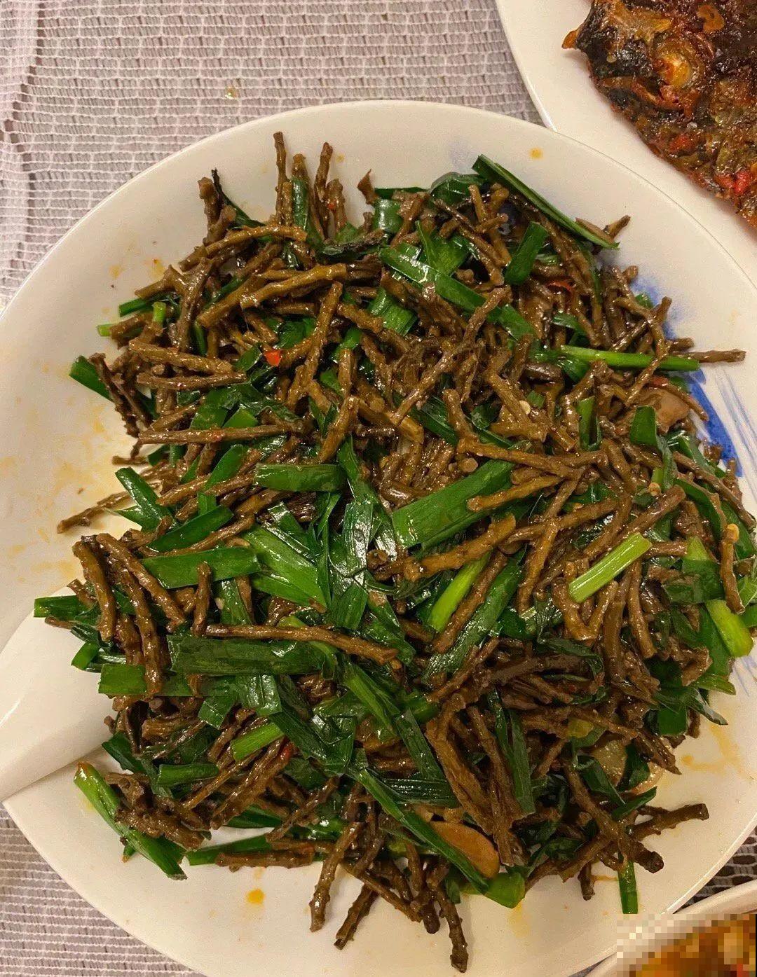 花盆里挖出一堆“蚕”，原来还能吃，味道清脆爽口
