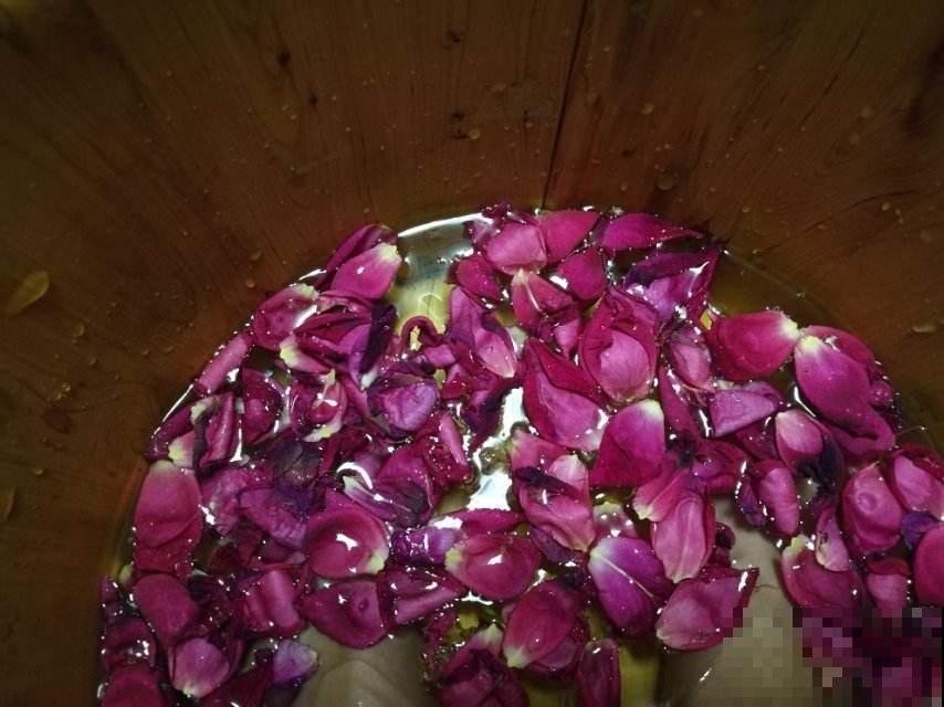 冬天适合泡脚，养生效果好，怎样泡脚才是正确的方式？