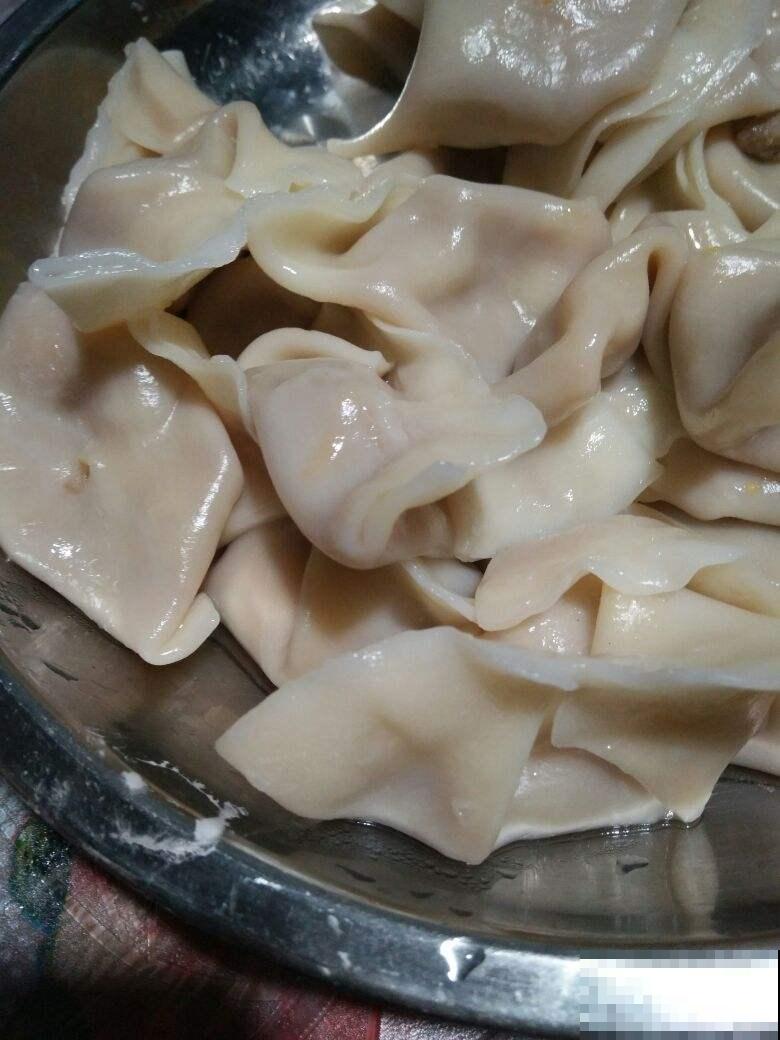 煮饺子的时候，锅里加点盐，煮完不破皮