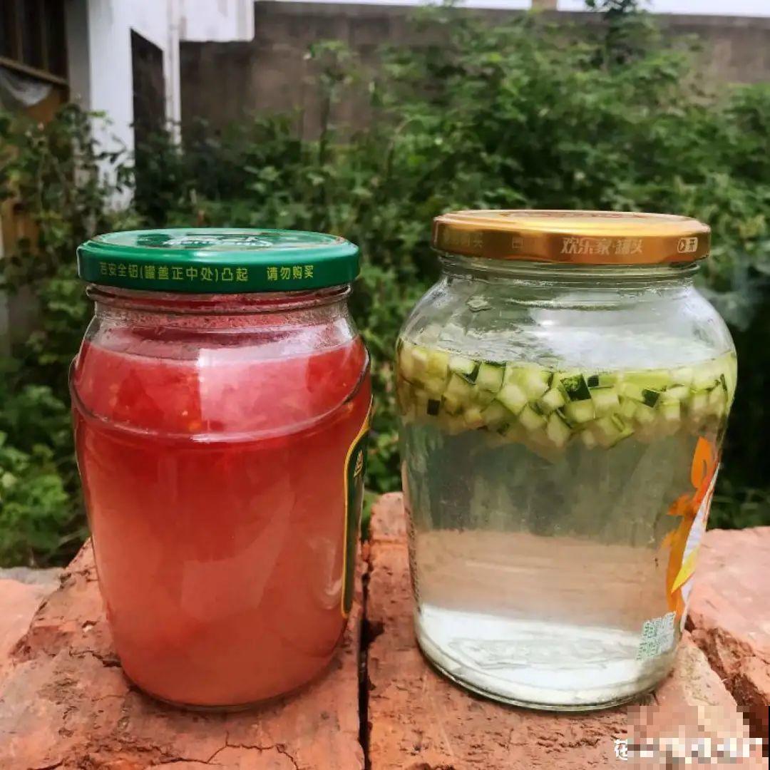 盆土表面长白霜，要赶紧清理，不然花都死了