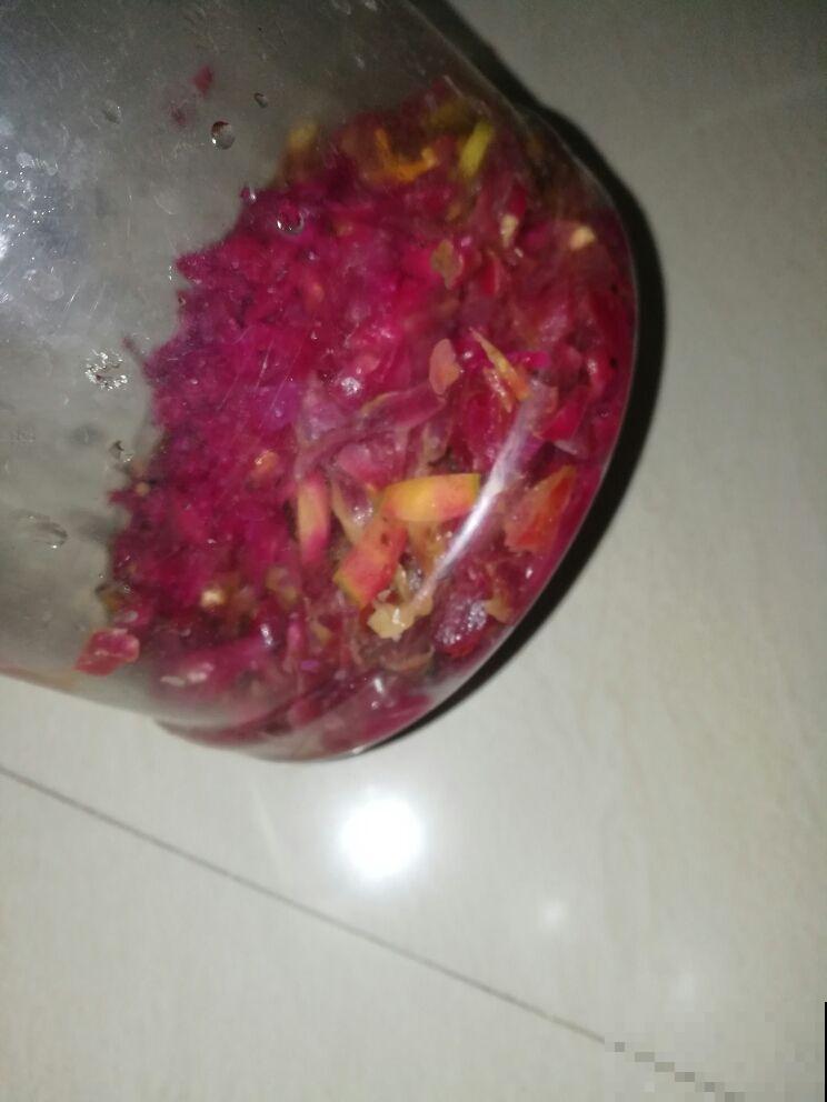 吃剩的果皮不要丢,水里浸泡一天一夜,用来浇花效果超好 吃剩的果皮不要丢,水里浸泡一天一夜,用来浇花效果超好