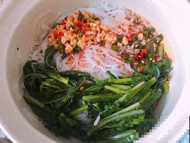 做饭要少吃盐，控制钠含量超标，才能吃的健康