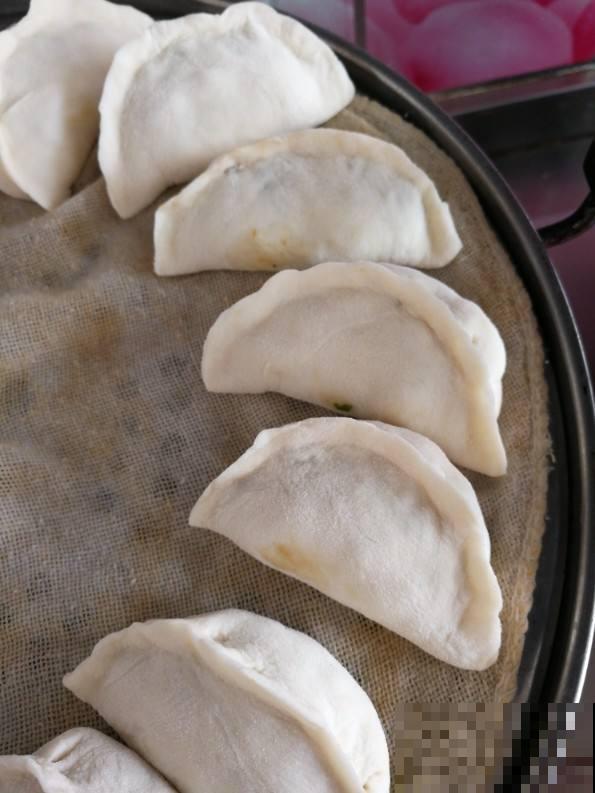 下饺子要细心，锅里加一样东西，不粘锅还劲道