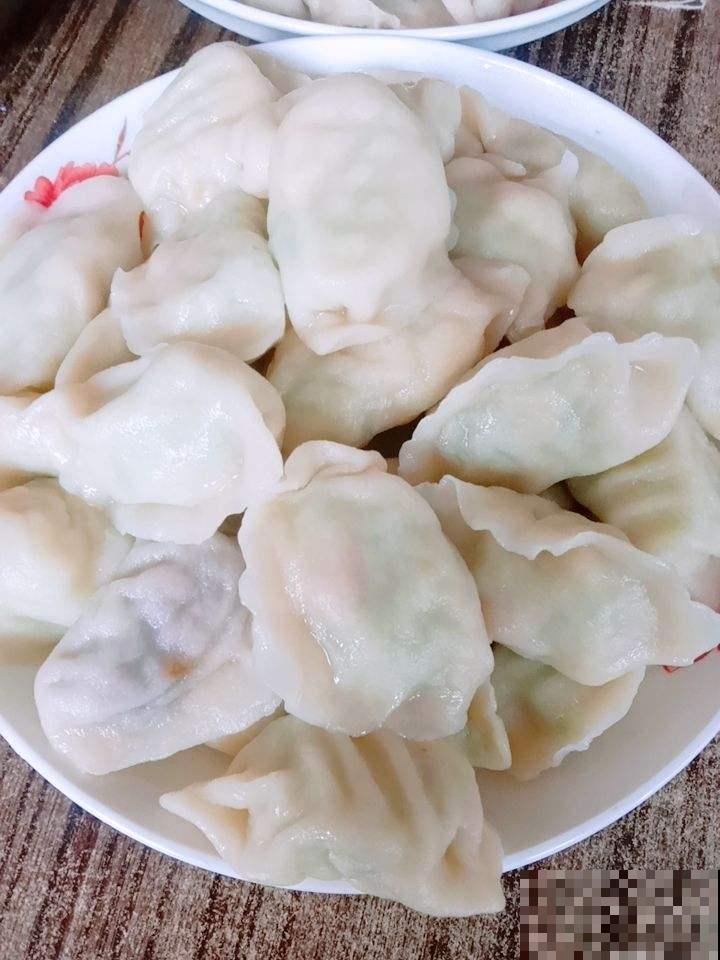 下饺子要细心，锅里加一样东西，不粘锅还劲道