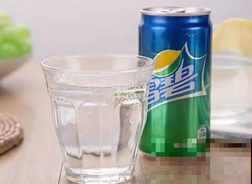 植物也爱“喝”饮料？水里兑点碳酸饮料，花卉越长越旺盛！