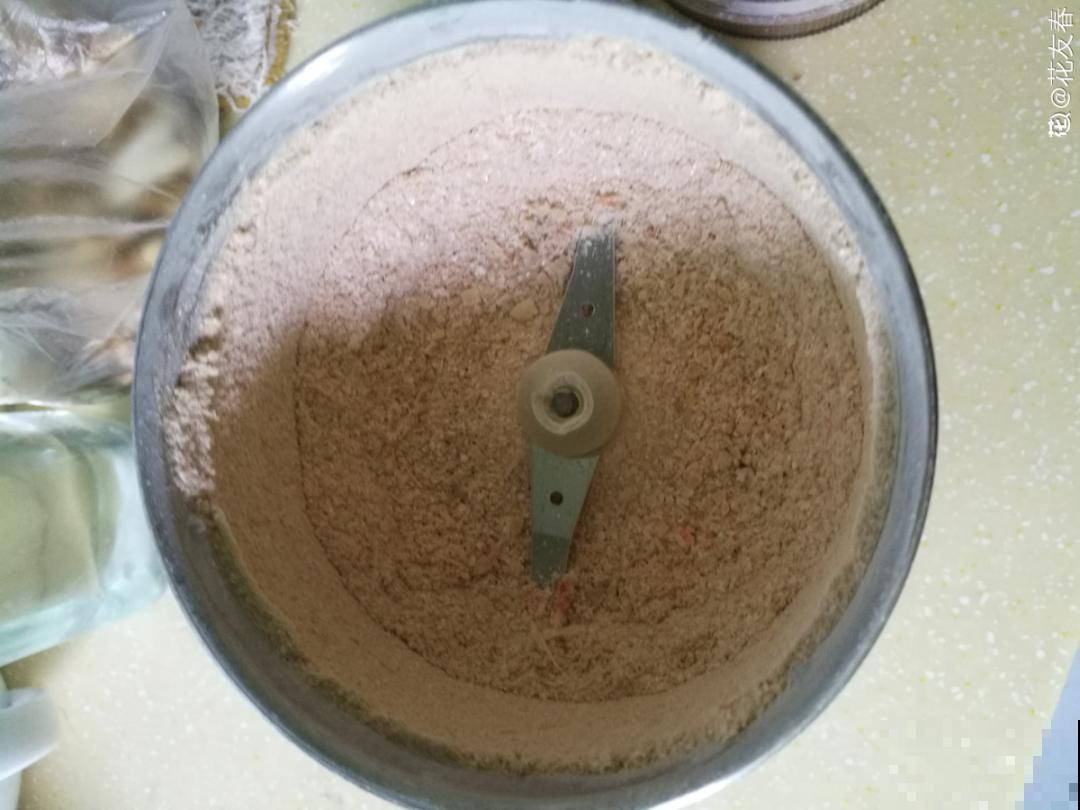 鱼肠肥、大骨粉，现在埋几勺，春天开花上百朵