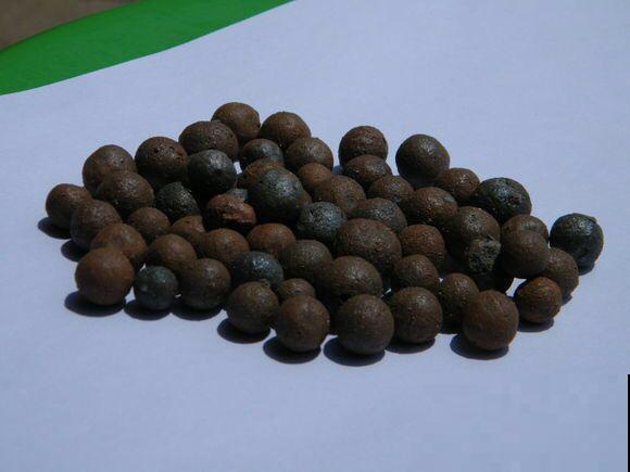 花盆底部垫点小东西，不漏土不闷根，植物长得特壮