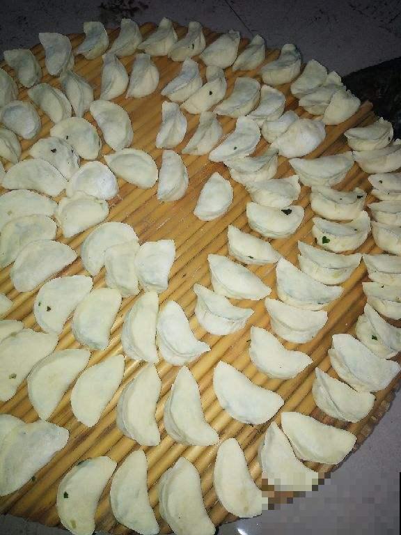 下饺子要细心，锅里加一样东西，不粘锅还劲道