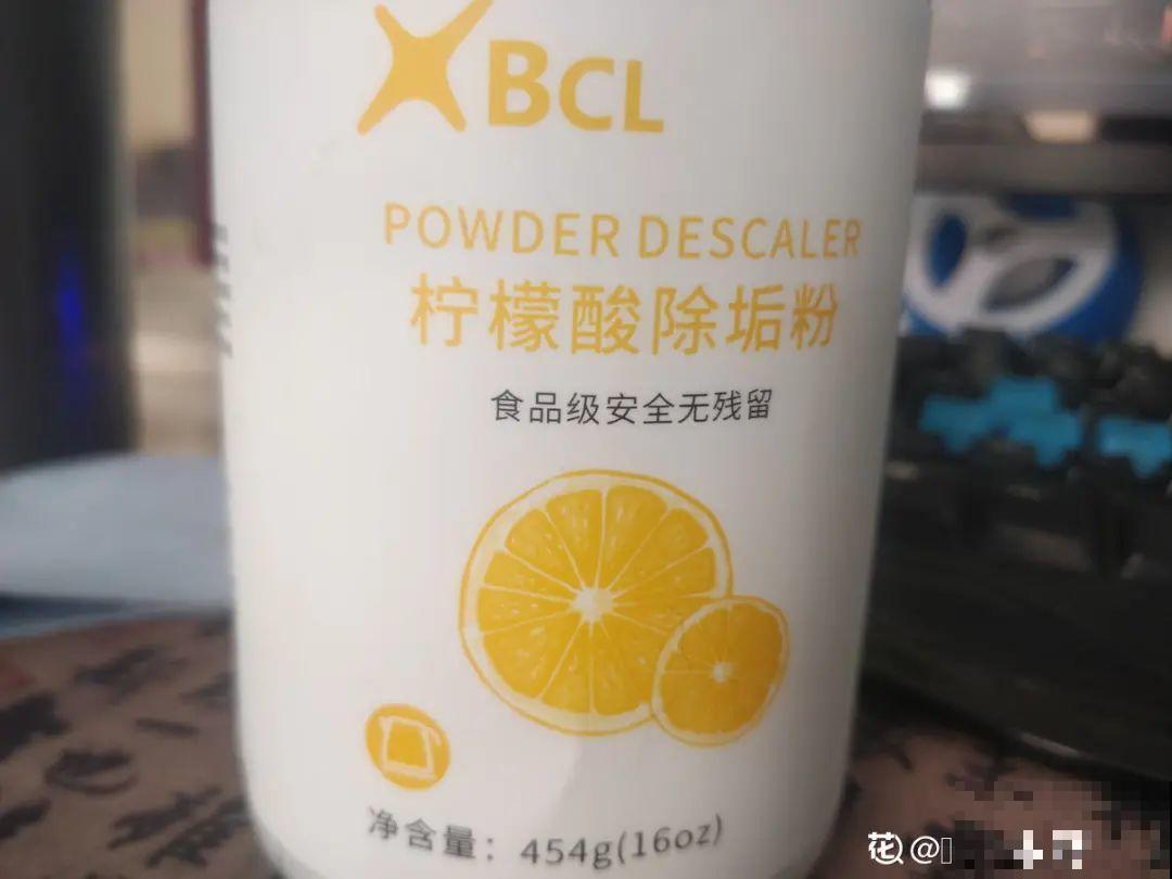 土里浇点果皮水，能维持土壤酸性，茉莉兰花开爆盆