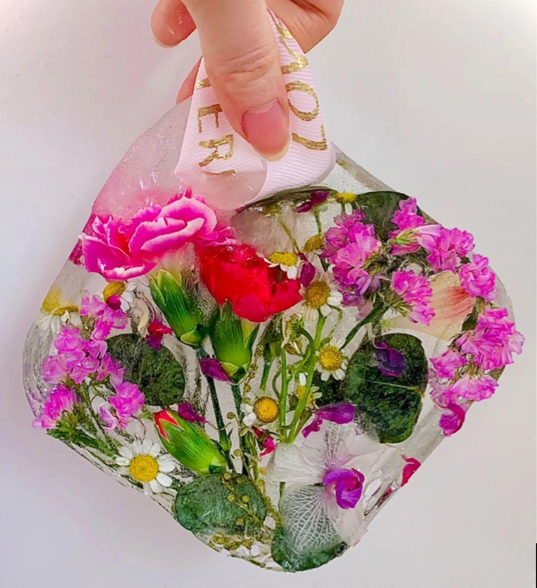 水里摆上花朵，室外冻一冻，简直美翻了！