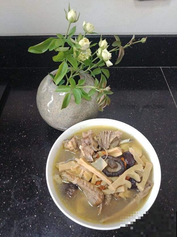 煮汤时的白色浮沫，到底能不能喝，看完你就知道