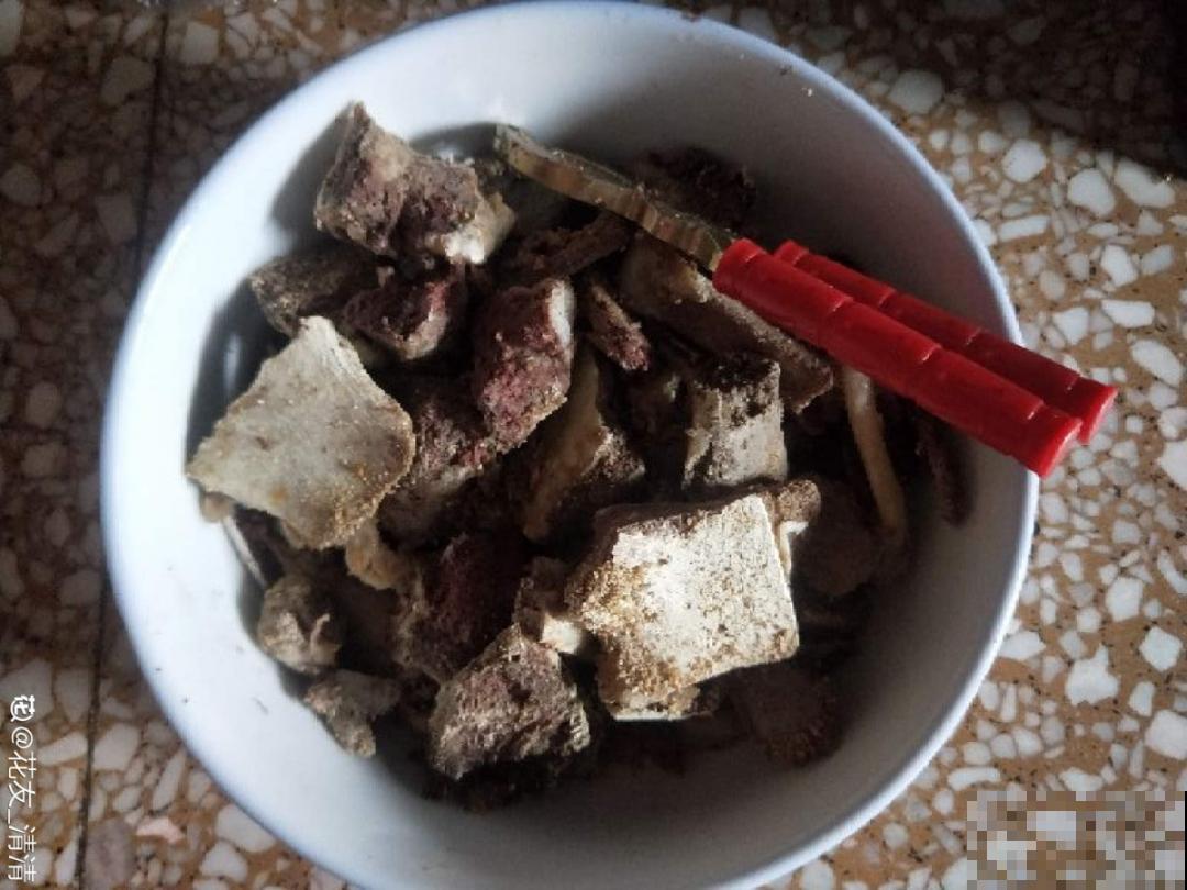 鱼肠肥、大骨粉，现在埋几勺，春天开花上百朵