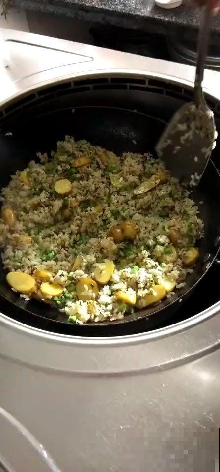 下饺子要细心，锅里加一样东西，不粘锅还劲道