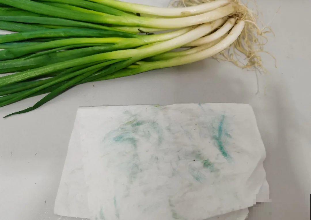 染色大葱？卫生纸一擦就掉色，真细思极恐