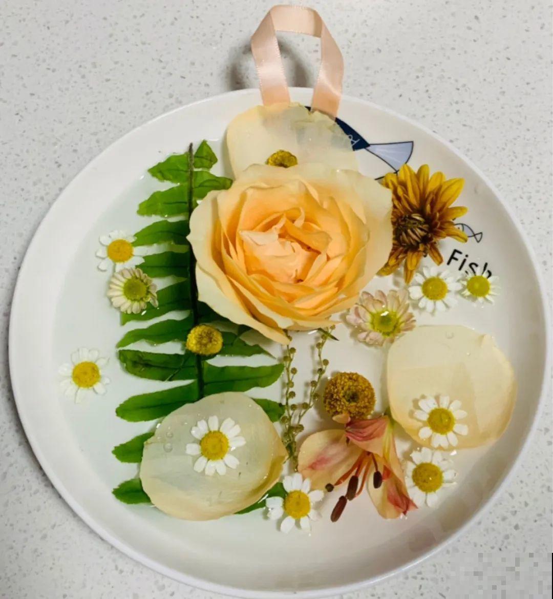 水里摆上花朵，室外冻一冻，简直美翻了！