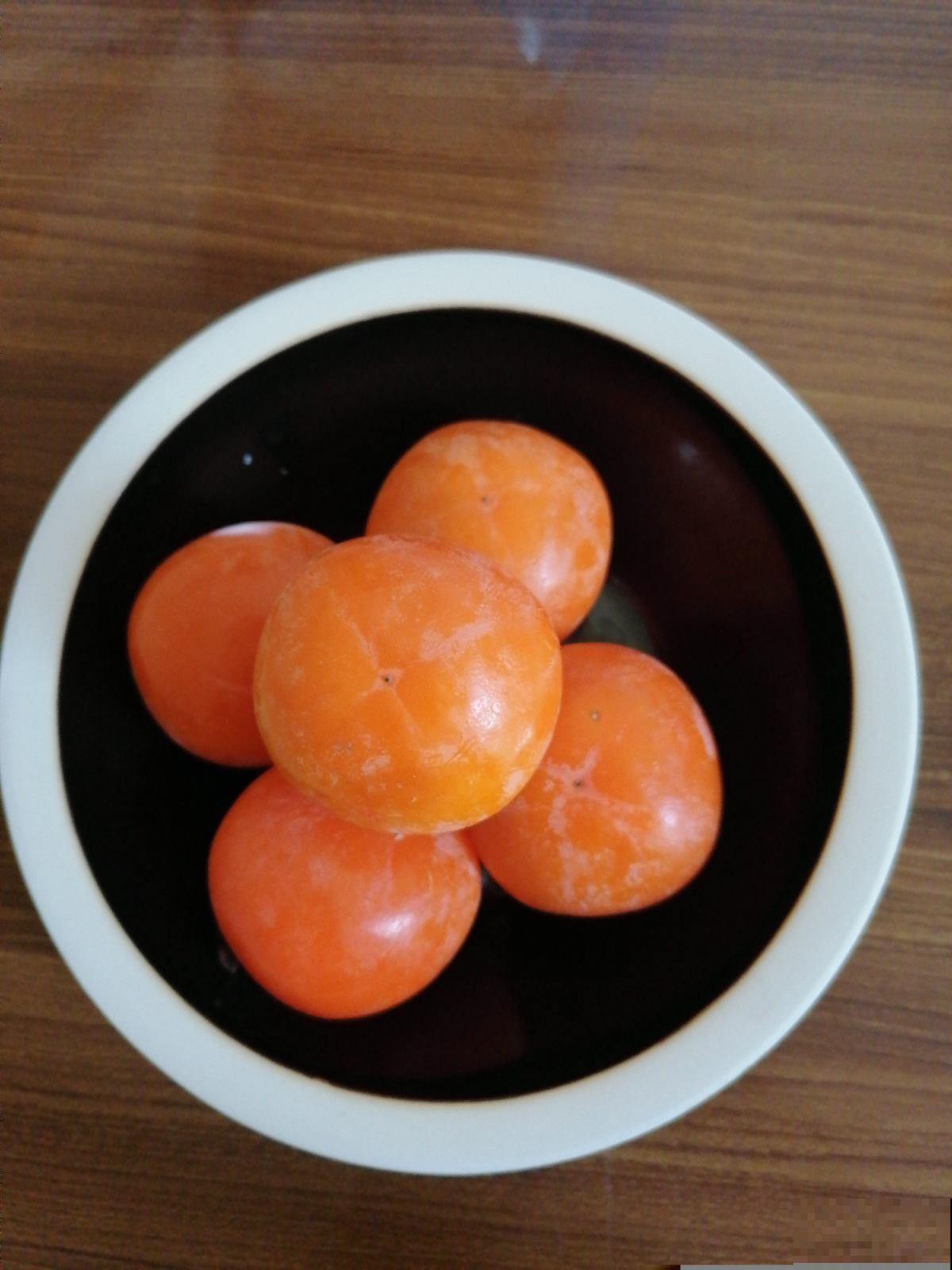 生柿子太涩不能吃，加点白酒捂一捂，两天就能吃