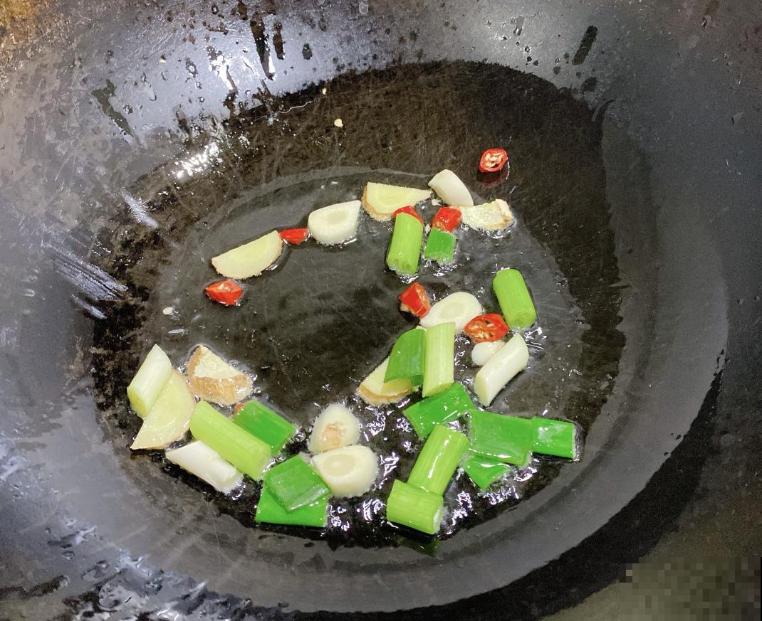 路边没人要的野花,外国人当成菜吃,味道有些奇怪 路边没人要的野花,外国人当成菜吃,味道有些奇怪