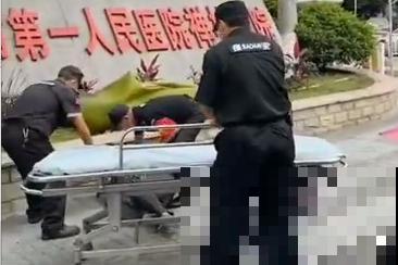 医院大门口,一男子竟被一片叶子砸晕,这叶子可真够大的 医院大门口,一男子竟被一片叶子砸晕,这叶子可真够大的