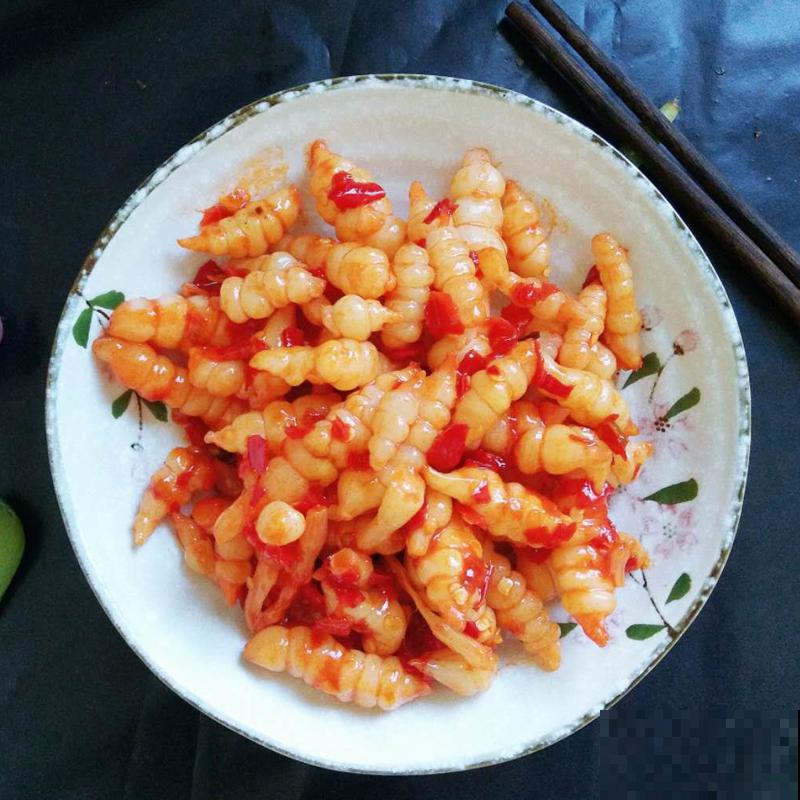 地里挖出一把块茎，长得像是白蚕，脆脆的特好