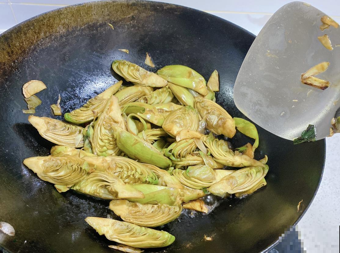 路边没人要的野花,外国人当成菜吃,味道有些奇怪 路边没人要的野花,外国人当成菜吃,味道有些奇怪