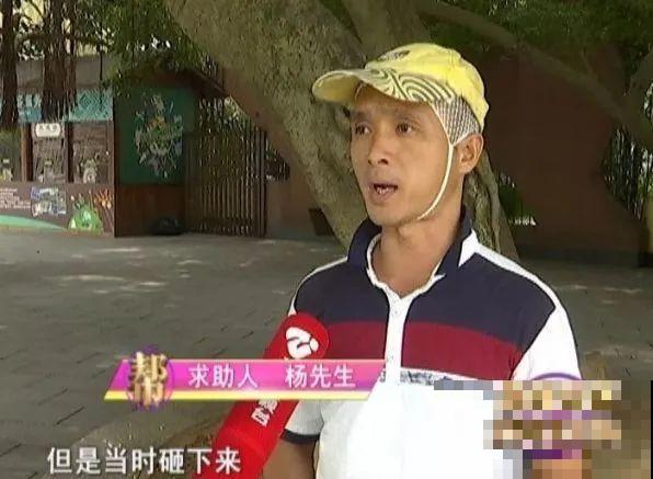 医院大门口,一男子竟被一片叶子砸晕,这叶子可真够大的 医院大门口,一男子竟被一片叶子砸晕,这叶子可真够大的