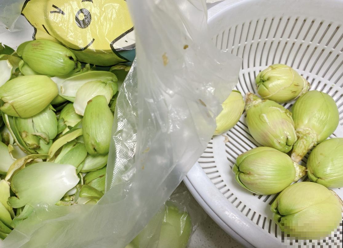 路边没人要的野花,外国人当成菜吃,味道有些奇怪 路边没人要的野花,外国人当成菜吃,味道有些奇怪