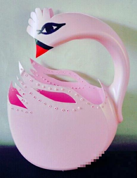 家里的旧物件别丢，拿来养花，能省不少养花钱