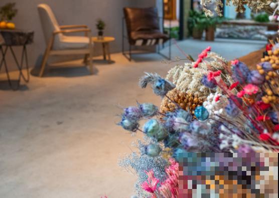 鲜花做成干花，颜色质感有特点，还可以放在家中点缀