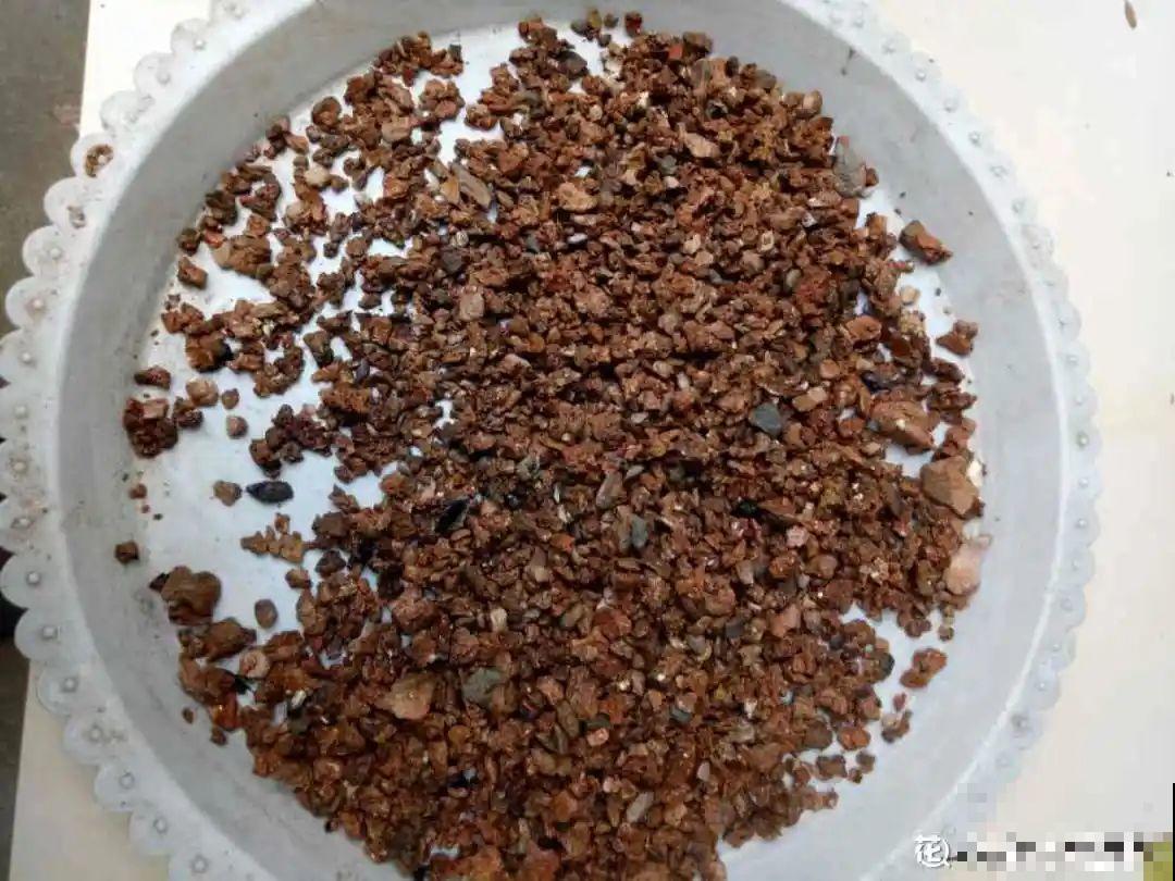 9种土别拿来养花,对花不好,容易黄叶烂根 9种土别拿来养花,对花不好,容易黄叶烂根