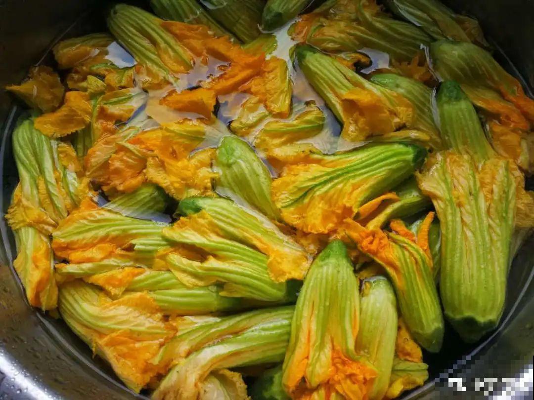 家门口的木槿花，裹上面炸一炸，外酥里嫩香喷喷