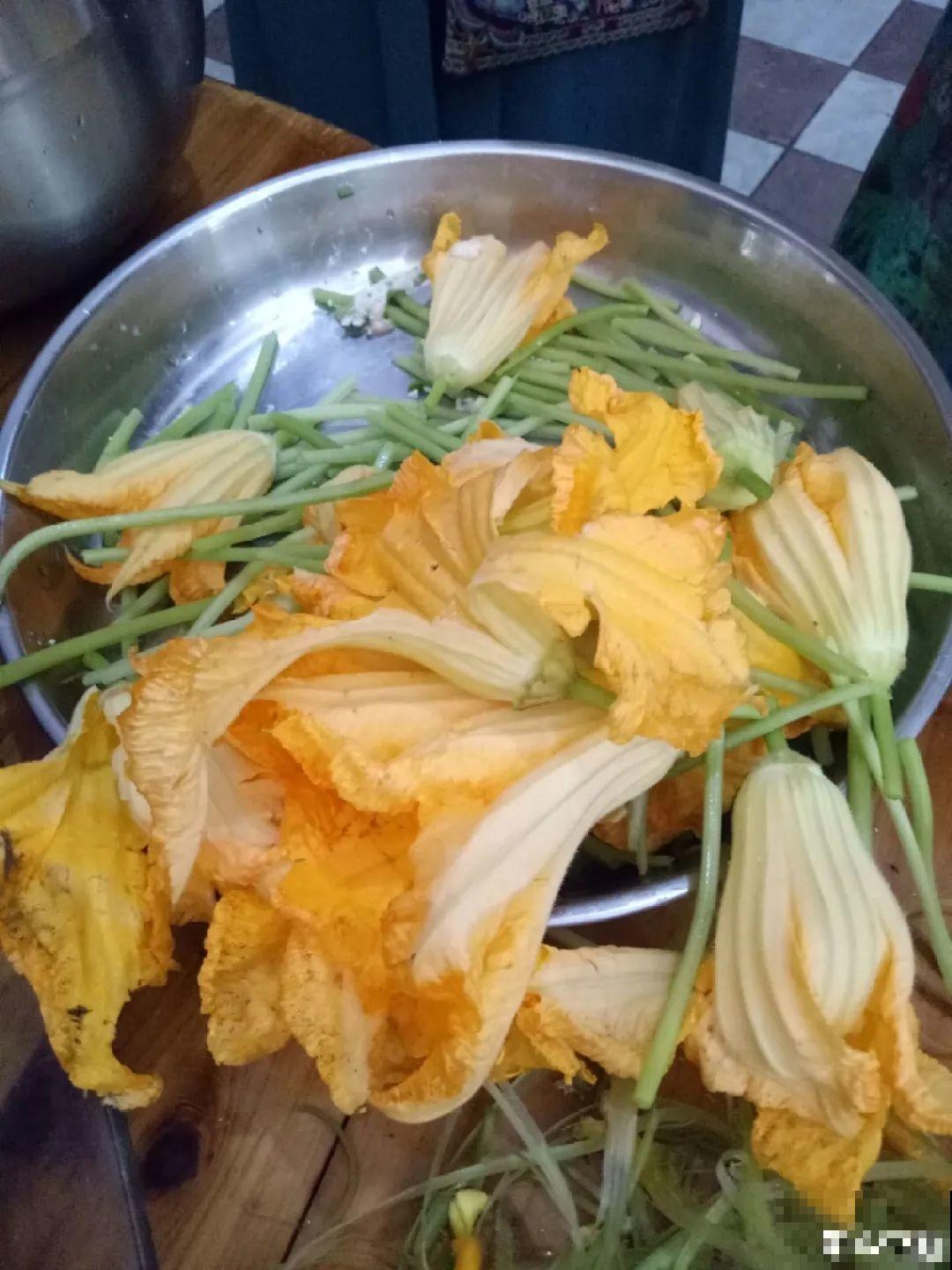 家门口的木槿花，裹上面炸一炸，外酥里嫩香喷喷