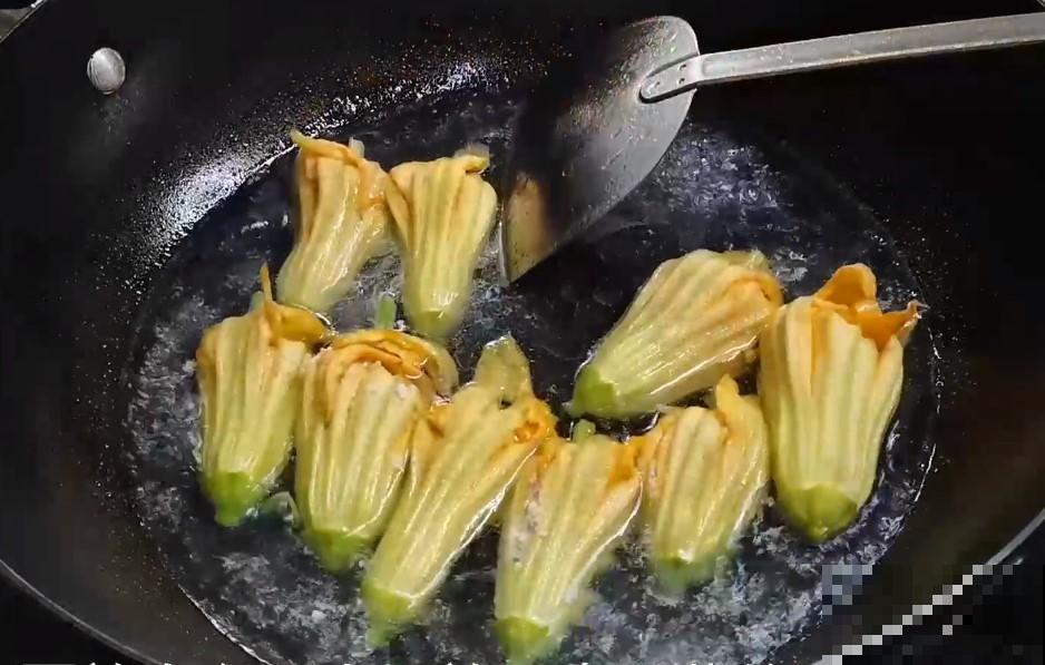 家门口的木槿花，裹上面炸一炸，外酥里嫩香喷喷