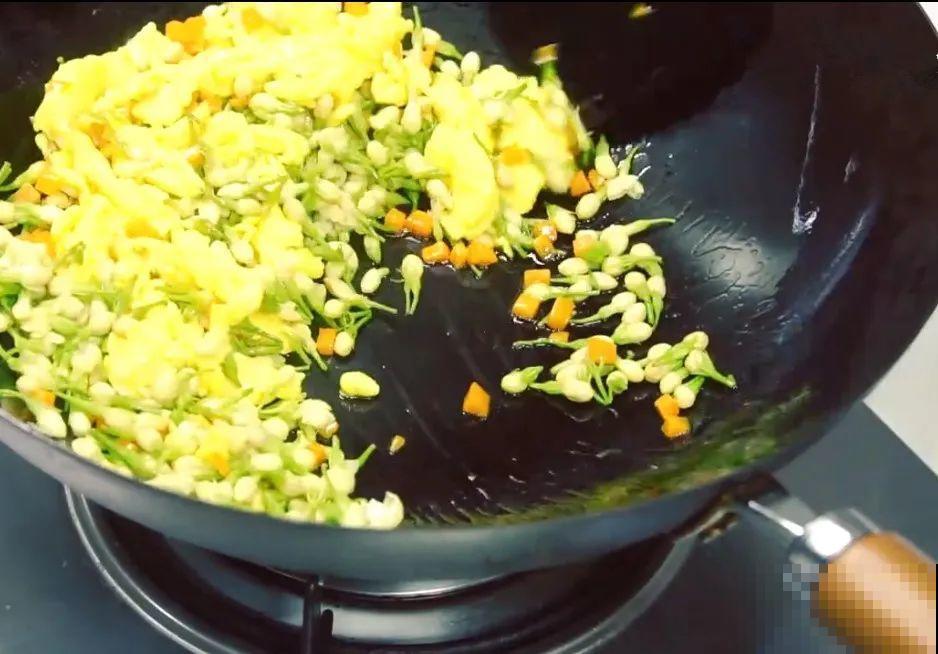 家门口的木槿花，裹上面炸一炸，外酥里嫩香喷喷