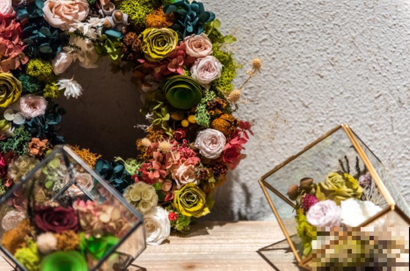 鲜花做成干花，颜色质感有特点，还可以放在家中点缀