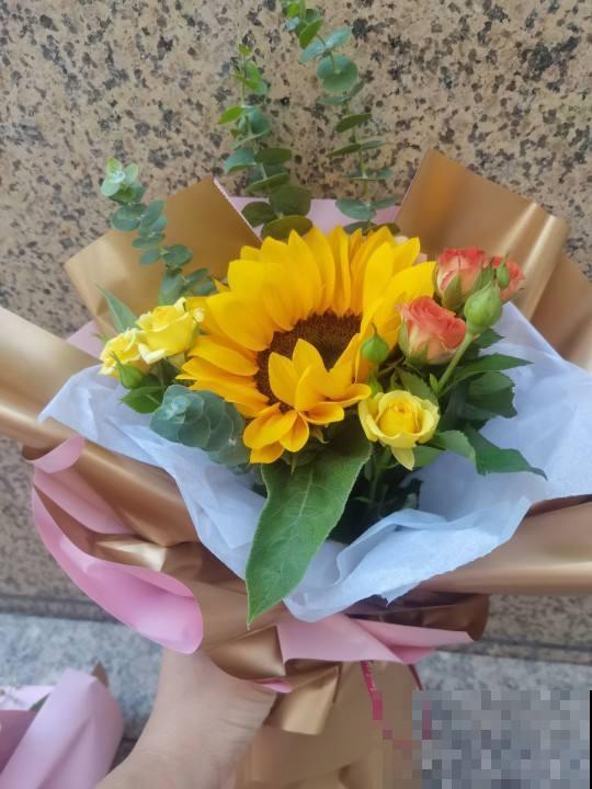 教师节送礼，是恶俗还是心意，全靠自己评判