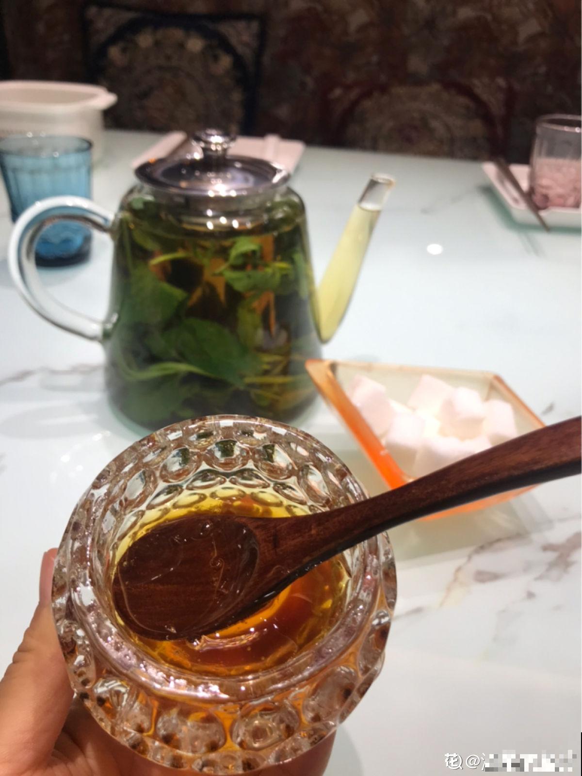 头像是花朵的人，年纪没有五十也有四十了，你同意吗