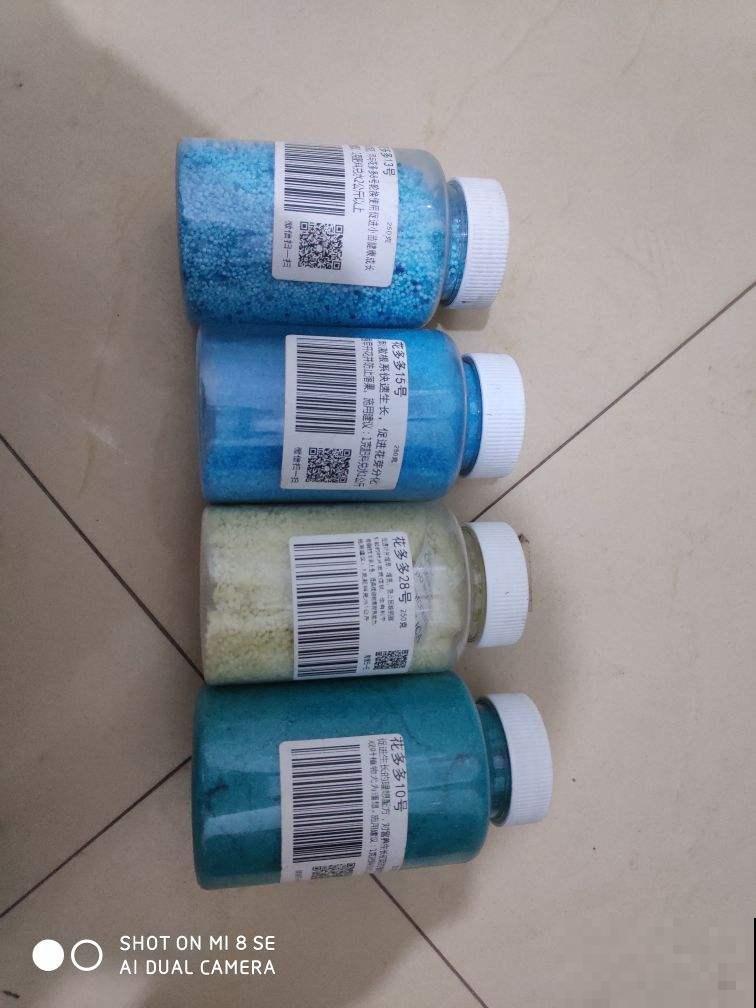 不会选花肥的，一瓶“花多多”就搞定，十来块钱啥花都能用