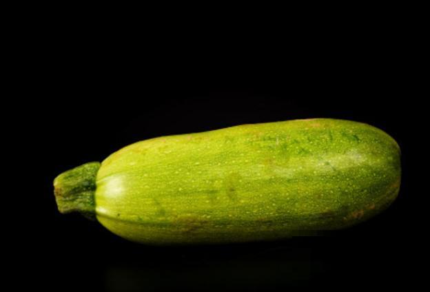 大棚西葫芦的种植简单，记住这4点，想吃不用买