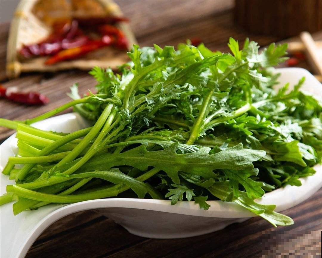 春天吃茼蒿,被称作“皇帝菜”,营养价值位列前茅 春天吃茼蒿,被称作“皇帝菜”,营养价值位列前茅