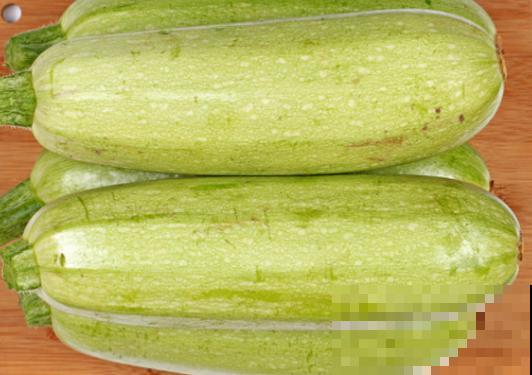 大棚西葫芦的种植简单，记住这4点，想吃不用买