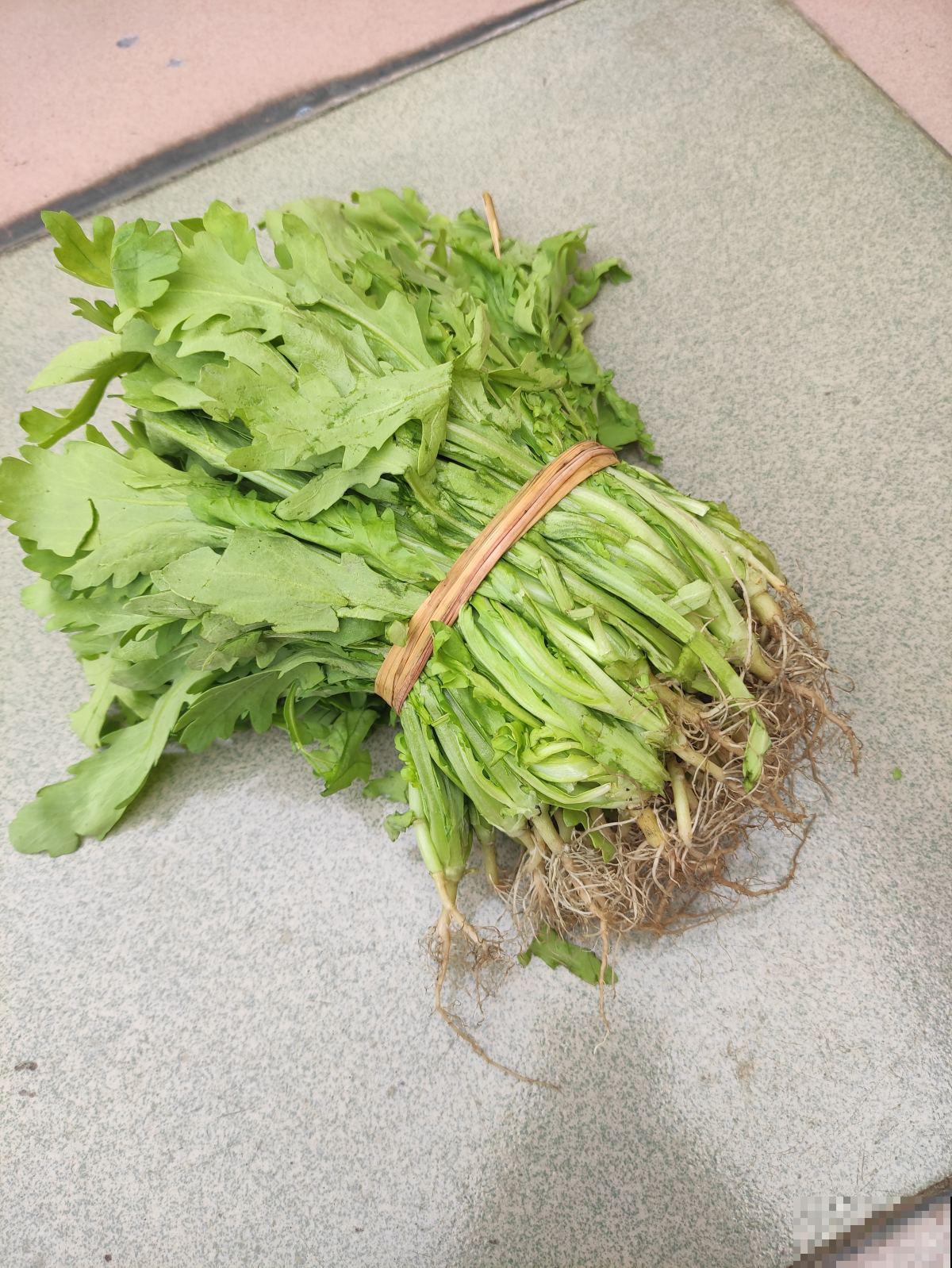 春天吃茼蒿,被称作“皇帝菜”,营养价值位列前茅 春天吃茼蒿,被称作“皇帝菜”,营养价值位列前茅