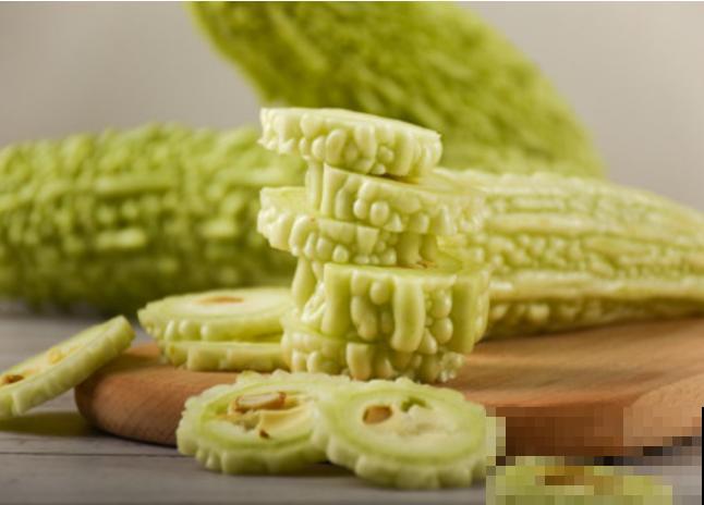 夏天吃点苦瓜败火好，学会这4步，自己在家也能种