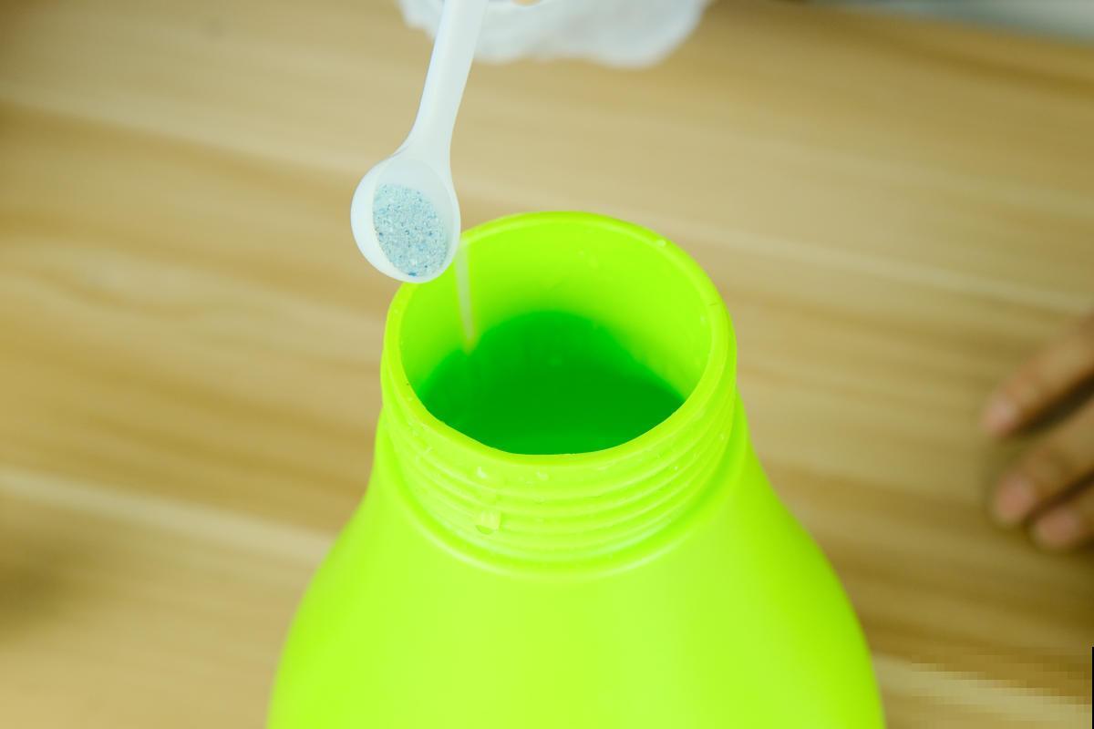 不会选花肥的，一瓶“花多多”就搞定，十来块钱啥花都能用