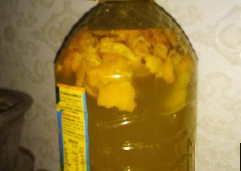 吃剩下的水果皮别丢掉，切碎了沤肥，省下的一笔肥料钱